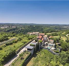 4 Bedroom Luxury Villa Retreat with Heated Infinity Pool near Buje, Sleeps 8-10